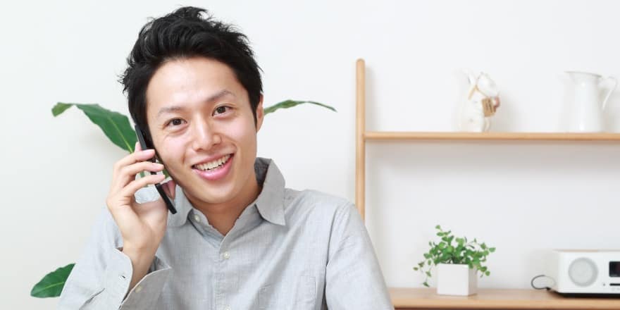 電話する男性